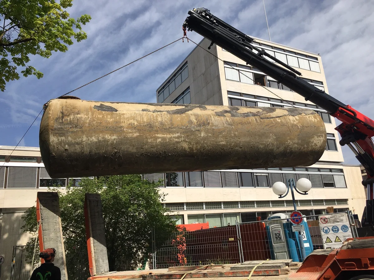 Die Öltanks stammen aus den 1970er Jahren und weichen einem Silo für eine Pelletheizung. Ein Öltank wird ausgebaut beim Stadthaus Uster.